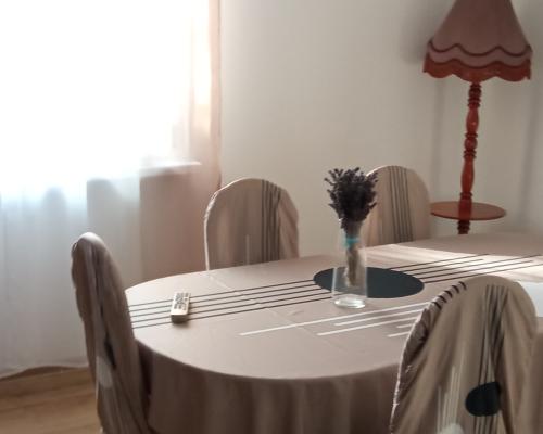 Połowa bliźniaka po remoncie, wyposażona i umeblowana.